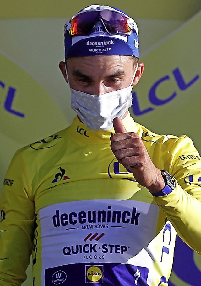 Julian Alaphilippe &#8211; Daumen hoch, Maske auf und das Gelbe Trikot an  | Foto: STEPHANE MAHE (AFP)