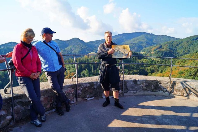 Wigand Neumann vor der Aussicht vom Bergfried  | Foto: Silke Hartenstein