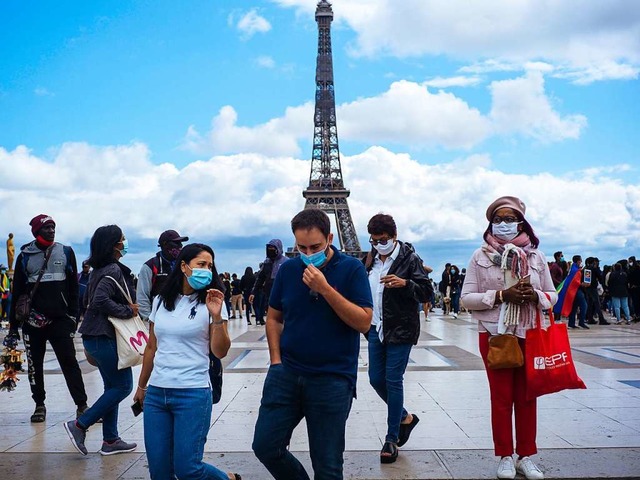 In Paris gilt Maskenpflicht im Freien.  | Foto: Kamil Zihnioglu (dpa)