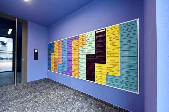 Die Briefksten haben fr jedes Stockwerk eine Farbe  | Foto: Michael Bamberger