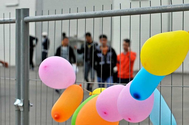 Bunte Luftballons knden bei der Ankun... Freiburg von einer Willkommenskultur.  | Foto: Michael Bamberger