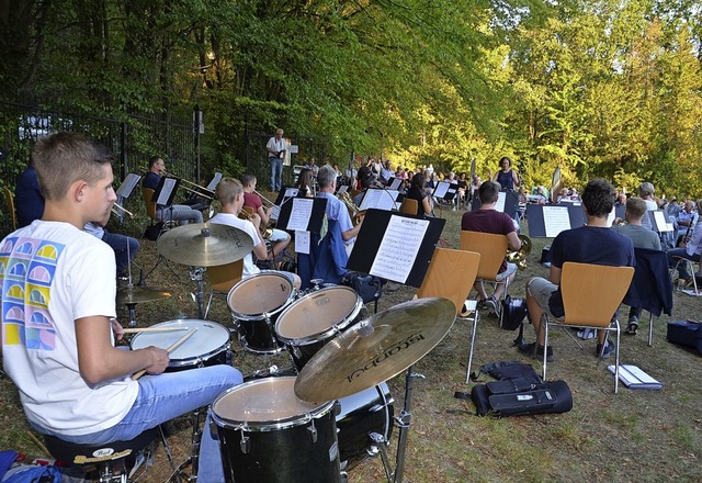 Musikprobe unter freiem Himmel und mit vielen Zuhrern  | Foto: Roland Vitt