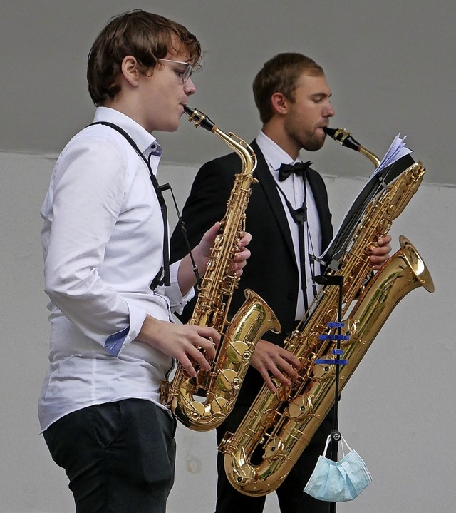 Den Mund-Nasen-Schutz griffbereit: Zwei Spieler des Saxofon-Ensembles  | Foto: Michael Gottstein