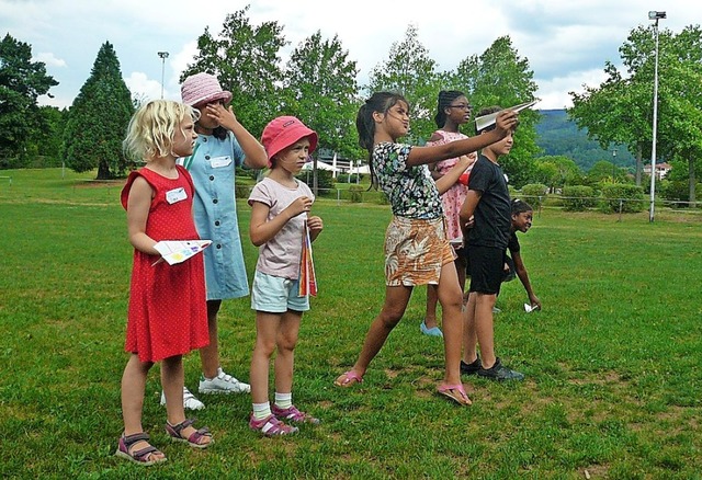 Auf die Pltze, fertig, los &#8211; mit den Papierfliegern.  | Foto: Nina Herrmann