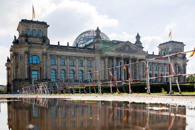 Die Absperrgitter sind noch da: Der Reichstag am Montag.  | Foto: Christoph Soeder (dpa)