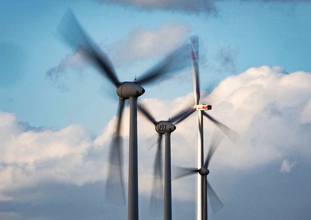 Windkraftanlagen auf dem Hhenzug des ...frwortern und Gegnern sind verhrtet.  | Foto: Frank Rumpenhorst (dpa)