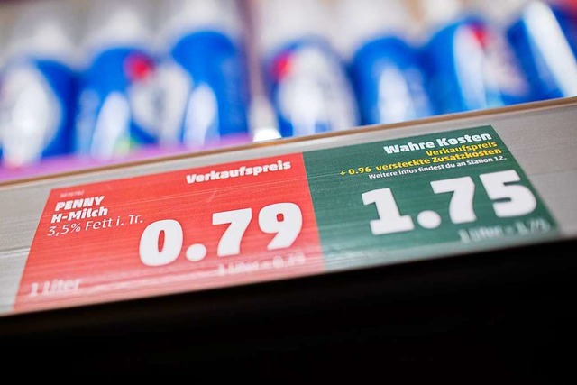 Inklusive der versteckten Kosten kostet der Liter H-Milch pltzlich 1,75 Euro.  | Foto: Rolf Vennenbernd (dpa)