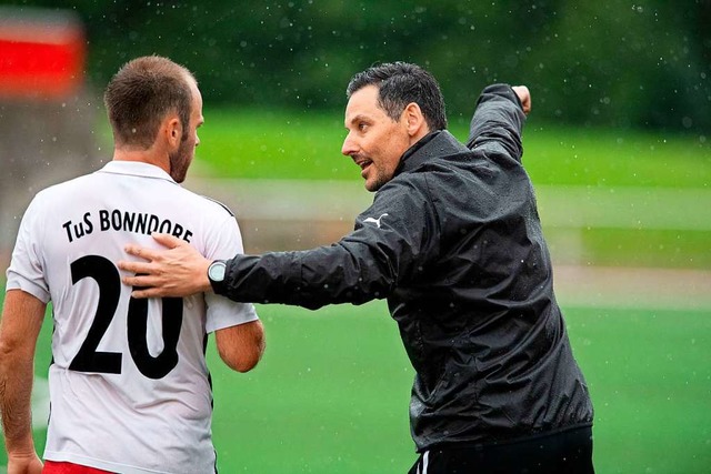 Coaching in Unterzahl: Bonndorfs Train...use  Niklas Bernhart den Weg zum Sieg.  | Foto: Wolfgang Scheu