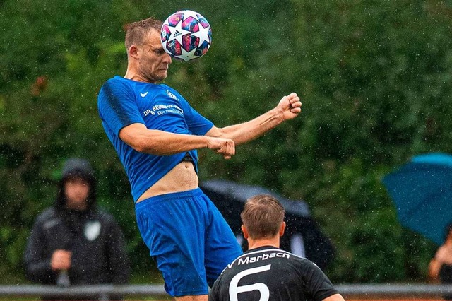 Neustadts Mittelfeldspieler Rick Kiefe...er zum Kopfball abgehoben und schwebt.  | Foto: Wolfgang Scheu