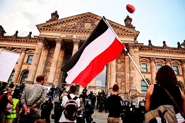 Reichsflagge vor dem Deutschen Bundestag.  | Foto: Fabian Sommer (dpa)