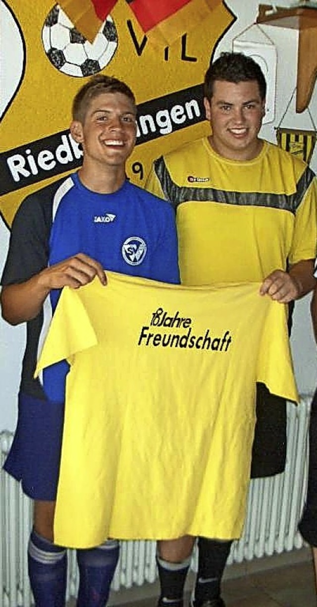 Zwei Jungakteure beider Vereine 2010 &...undschaft also schon vor zehn Jahren .  | Foto: Verein