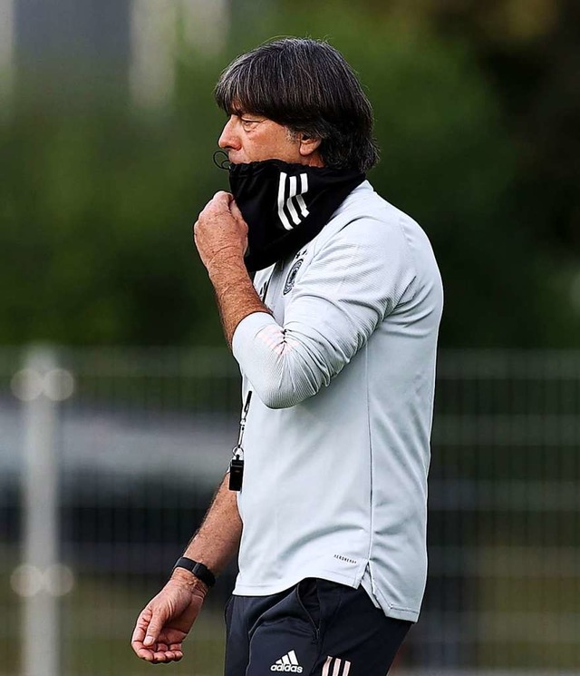 Bundestrainer Joachim Lw mit Corona-Schutzmaske  | Foto: Christian Charisius (dpa)