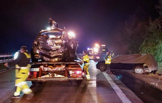 Aufrumarbeiten an der Unfallstelle: B... offenbar um Kretschmanns Dienstwagen.  | Foto: Franziska Hessenauer (dpa)