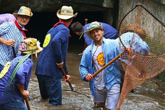 Bislang mnnliches Vereinsprivileg:  Fischen  im Stadtbach ( 2018).  | Foto: Karl-Josef Hildenbrand (dpa)