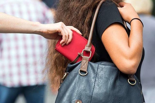 Polizei registriert mehrere Taschendiebsthle beim Einkaufen in Sdbaden