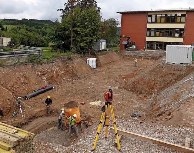 Die Arbeiter von Eckert Bau Rotzingen ...te fr den Aufzugsschacht beschftigt.  | Foto: Hans-Jrgen Sackmann