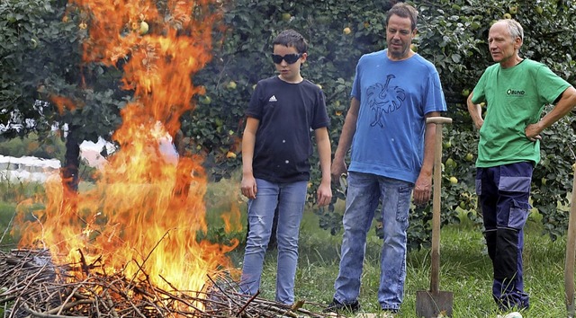 Spannend fanden Sandro und Stefan Butt...rt alles bers Feuermachen erzhlte.    | Foto: Christoph Breithaupt