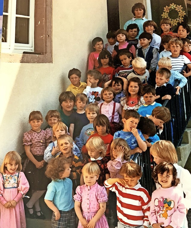 Die Kindergartenkinder der Jahrgnge 1...en) und Doris Rombach (heute Metzler).  | Foto:  