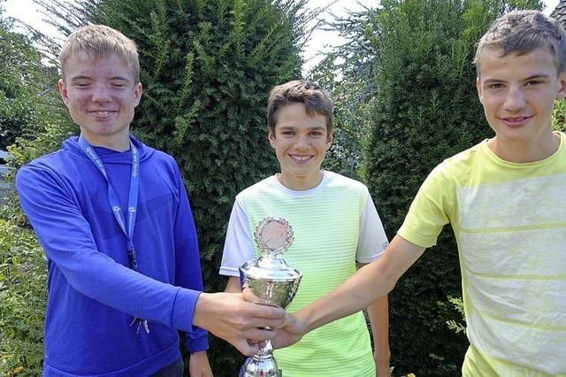 Tennisnachwuchs sichert sich den Pokal