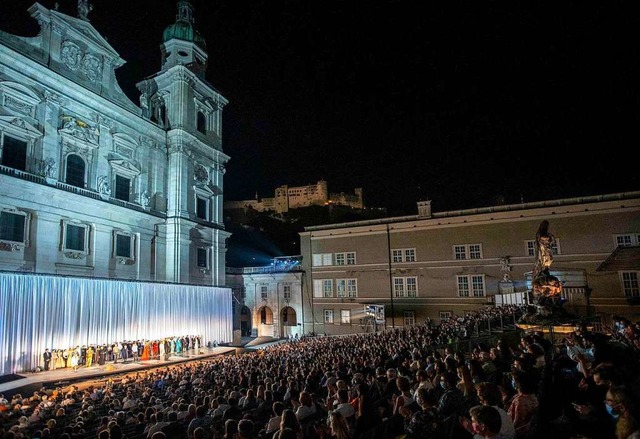 Das Salzburger Festspielpublikum  mit ...#8220;-Schlussapplaus auf dem Domplatz  | Foto: Marco Borelli