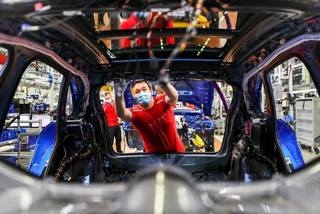 Branchen wie die Autoindustrie und ihr...eder das Vorkrisen-Niveau zu erlangen.  | Foto: Jan Woitas (dpa)