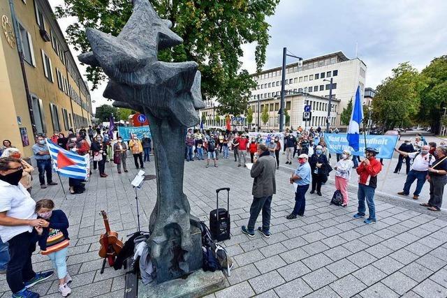 Redner kritisieren Berliner Corona-Demo bei Antikriegstag in Freiburg