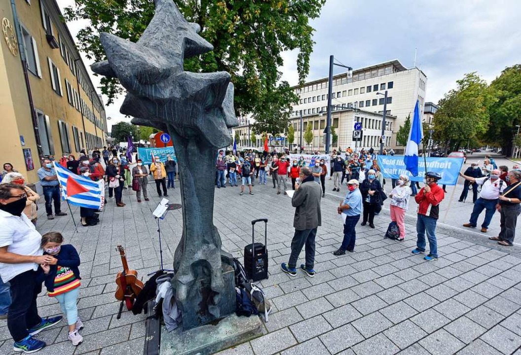 Am Mahnmal für die Opfer des Nationals...n Friedensspaziergang zum Europaplatz.  | Foto: Michael Bamberger