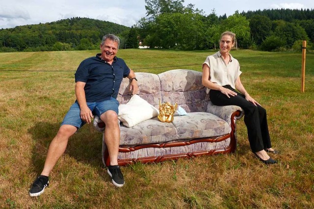 Auf dem Sofa auf der Oben-Air-Bhne di..., Christoph Sumser und Melanie Uhlmann  | Foto: Andrea Gallien