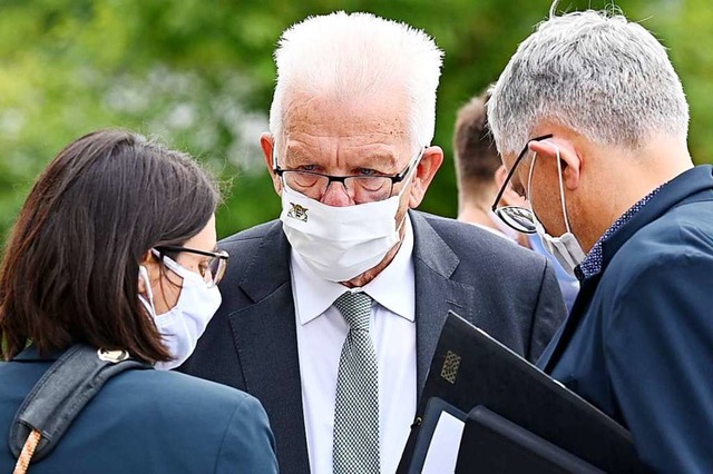 Kretschmann  spricht whrend eines Ter...itarbeitern seines Staatsministeriums.  | Foto: Silas Stein (dpa)