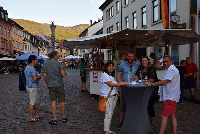 ber die Sommermonate bieten  Buchholz...hr  auf dem Marktplatz ihre Weine an.   | Foto: Hubert Bleyer