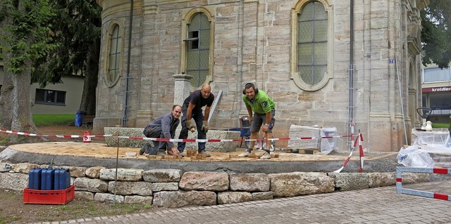 Mitarbeiter des Bauhofs bereichern den...rten  mit neuen Gestaltungselementen.   | Foto: Erhard Morath