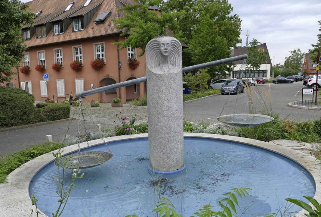Dieser Brunnen steht auf dem Gelände d...von Argumenten Recht gesprochen wird.   | Foto: Gerold Zink