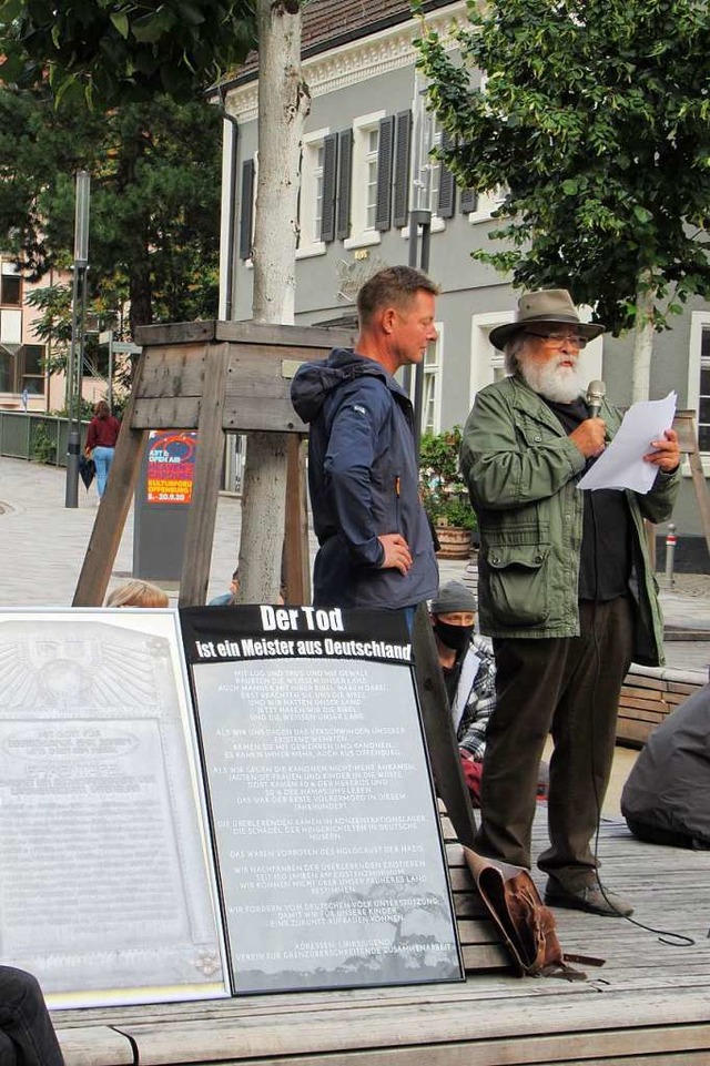 Hans-Peter Goergens (rechts) spricht ...Kriegsverbrechen in Namibia und Polen.  | Foto: Susanne Kerkovius
