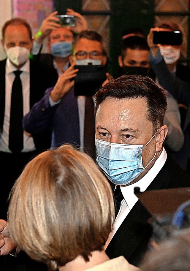 Umschwrmt wie ein Popstar: Elon Musk am Mittwoch in Berlin  | Foto: TOBIAS SCHWARZ (AFP)