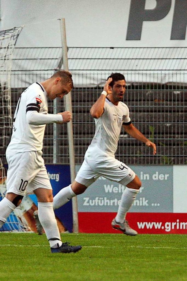 Glcksgefhl: Mauro Chiurazzi (rechts)...elt seinen Treffer zum Villinger 1:0.   | Foto: Dieter Reinhardt