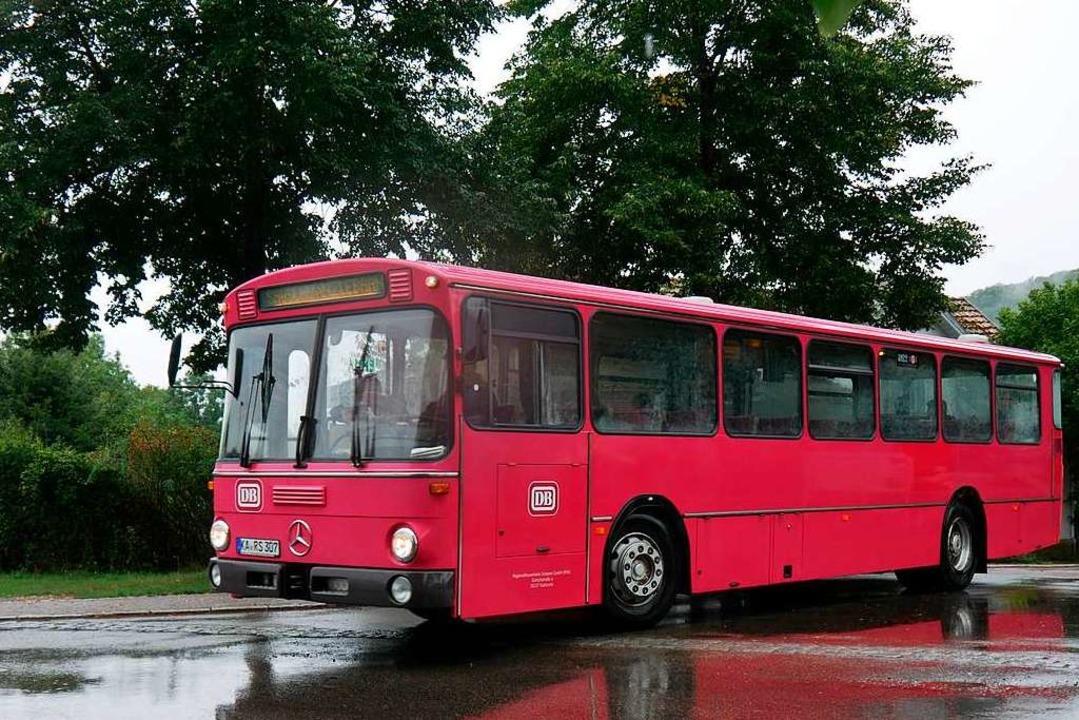 Mit dem historischen Bus &#8222;Merced...ur Wutachtal-Museumsbahn nach Weizen.   | Foto: Dietmund Schwarz