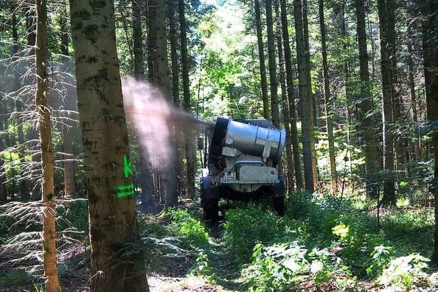 Dieses Gert blst Kalk in den Wald.  | Foto: Forst BW