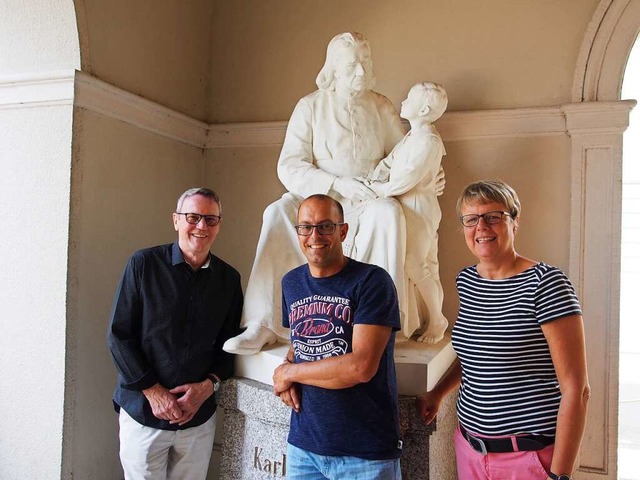 Ferdinand Mller (von links), Thomas M...git Hehl an der Statue von Karl Rolfus  | Foto: Boris Burkhardt