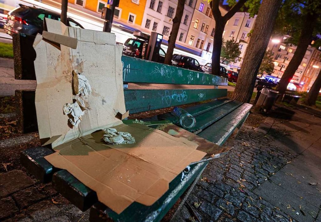 Innenstädte ächzen unter einer Pizzakarton-Flut.  | Foto: Peter Kneffel (dpa)