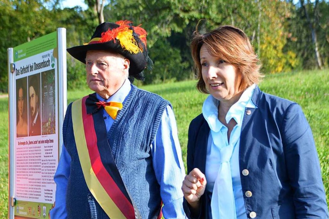 Alt-Ortsvorsteher Kurt Vollmer und Bürgermeisterin Christine Trautwein-Domschat  | Foto: Horatio Gollin