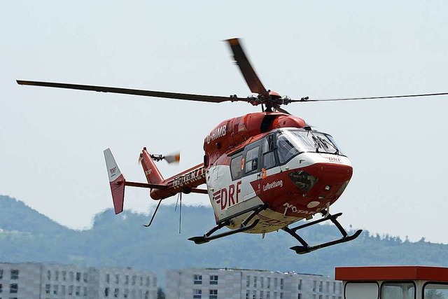 Mit einem Rettungshubschrauber wurde d...immermann in ein Krankenhaus geflogen.  | Foto: Patrick Seeger