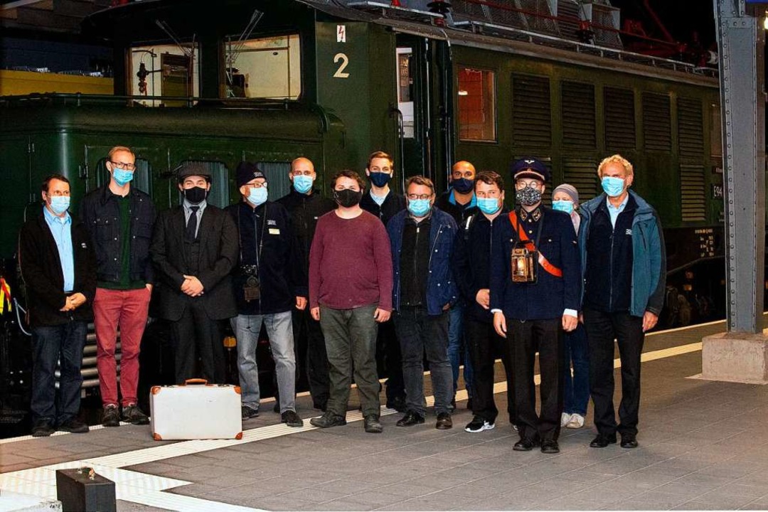Die Reisenden vor der Abfahrt auf Glei...#8222;Deutsche Krokodil&quot; genannt.  | Foto: Wolfgang Scheu