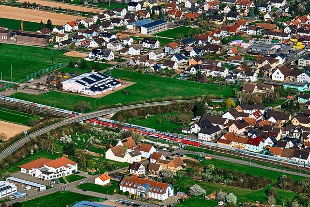 Auf der  Wiese sdlich der Kahlenbergh...e einmal das neue Feuerwehrhaus stehen  | Foto: Martin Bildstein