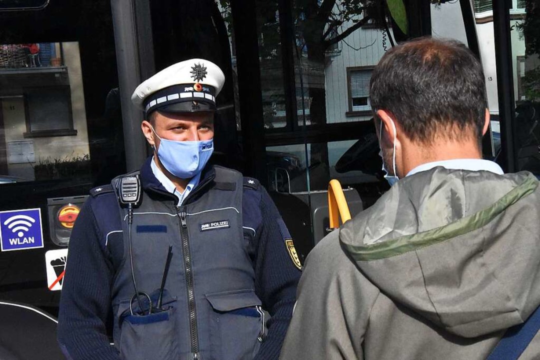 Maske auf, alles gut: Die Polizei kont...mitteln und an zentralen Haltestellen.  | Foto: Kathrin Ganter