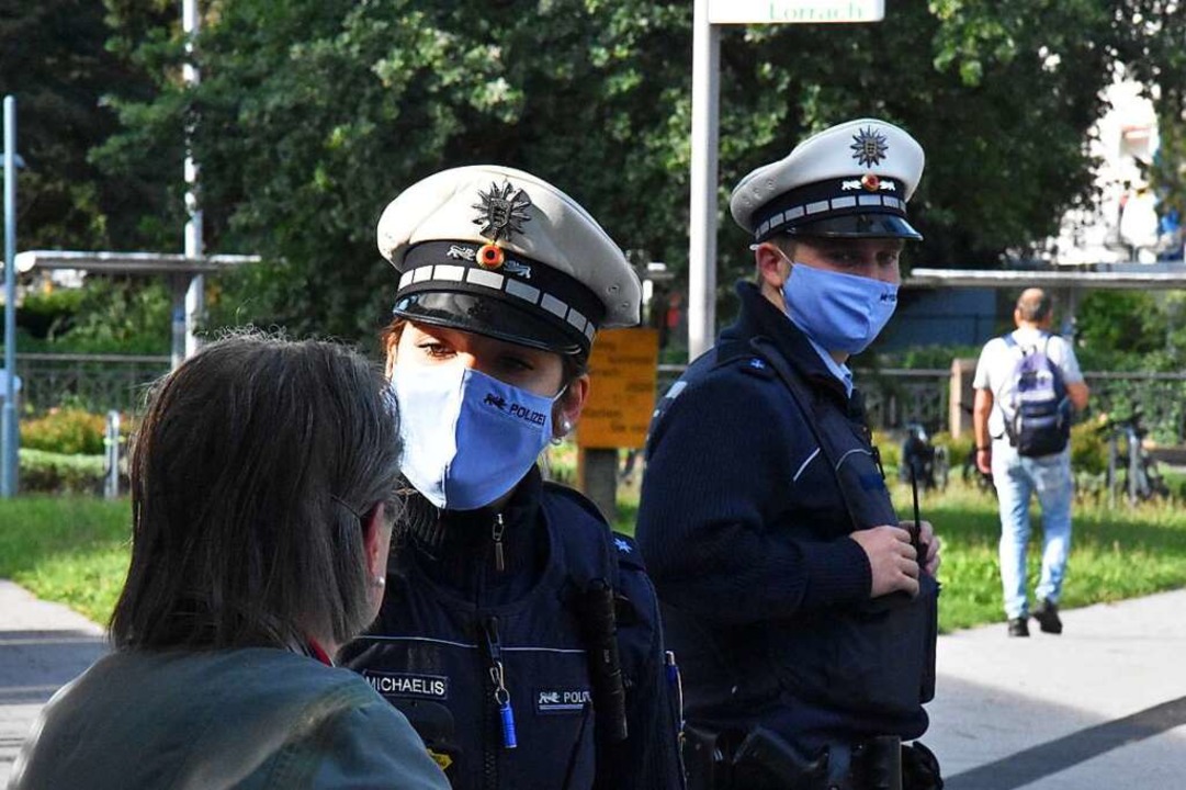 Maske auf, alles gut: Die Polizei kont...mitteln und an zentralen Haltestellen.  | Foto: Kathrin Ganter