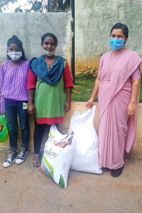 Mit Hilfe des Oberrimsinger Lucy-Hilfs...e Ration muss fr einen Monat reichen.  | Foto: Holy Cross Sisters India