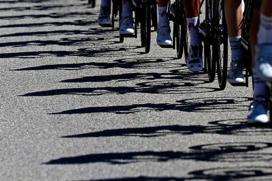 Die Grand Boucle trotzt der Pandemie: Trotz Corona findet die Tour de France statt – mit weniger Zuschauern und mehr Masken als sonst. (Foto: Thibault Camus (dpa)) Die Grand Boucle trotzt der Pandemie: Trotz Corona findet die Tour de France statt – mit weniger Zuschauern und mehr Masken als sonst. (Foto: Thibault Camus (dpa))