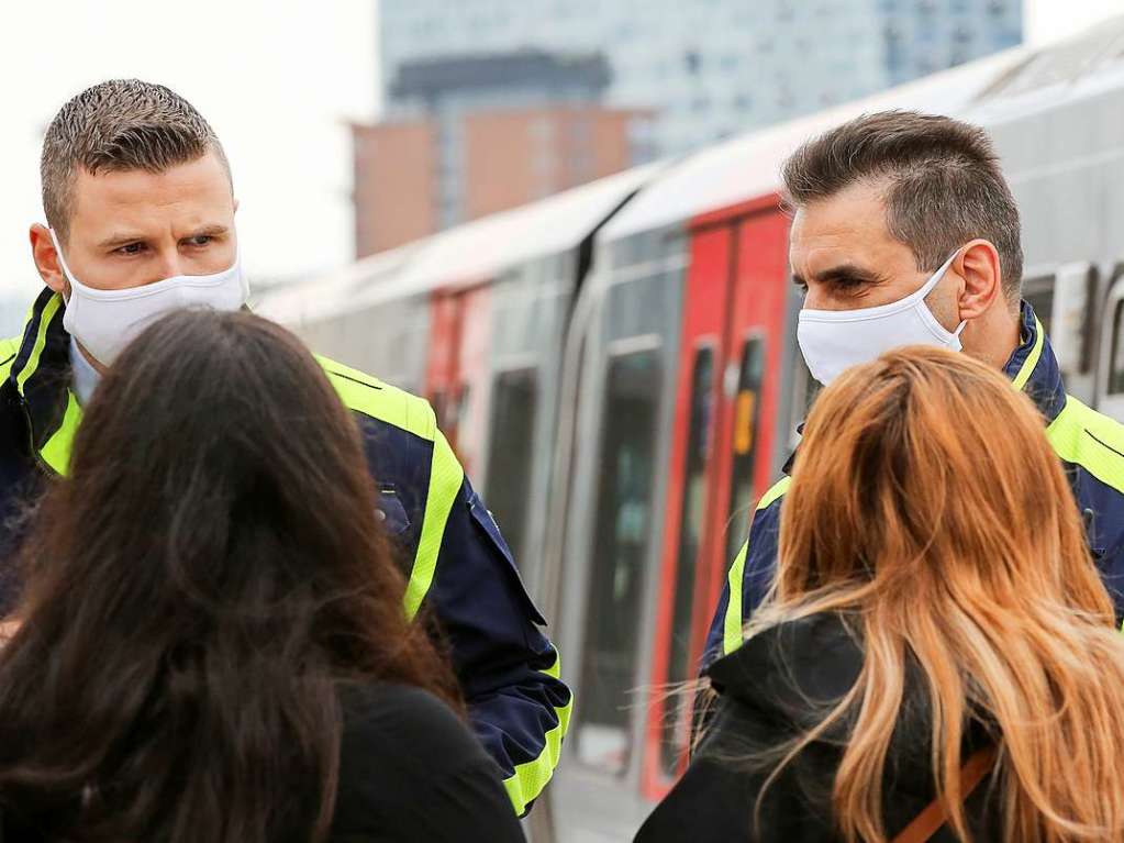 Dasselbe Vorgehen in Hamburg: Auch in der Hansestadt sind Masken-Kontrolleure unterwegs.