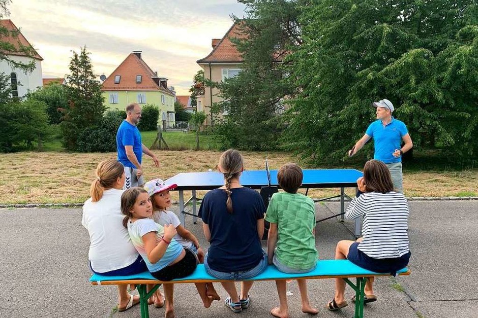 Kürzlich hatten wir hier in Haltingen vor unserer Haustüre (Sackgasse) ein „Nachbarschafts-Tischtennis-Turnier” mit Bundesliga-Qualitäten ausgetragen. (Foto: Katja Kübler) Kürzlich hatten wir hier in Haltingen vor unserer Haustüre (Sackgasse) ein „Nachbarschafts-Tischtennis-Turnier” mit Bundesliga-Qualitäten ausgetragen. (Foto: Katja Kübler)