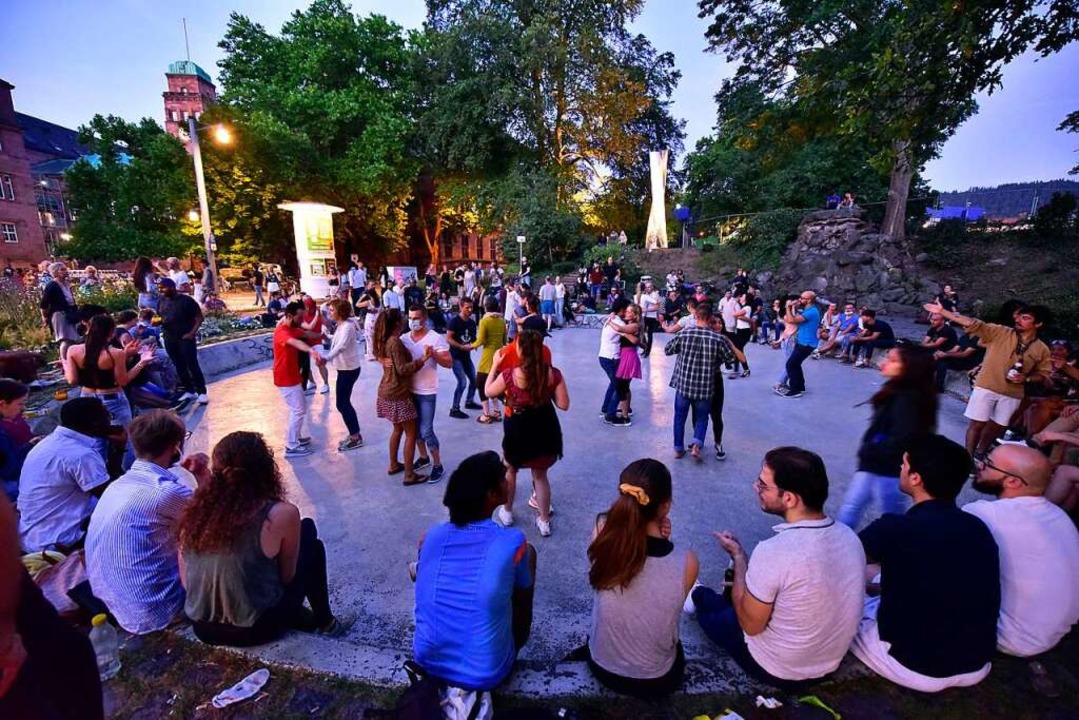 Im Tanzbrunnen an der Mensa Rempartstrae an einem Sommerabend im Juli.  | Foto: Thomas Kunz